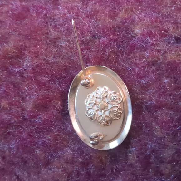 Sarah Coventry* vintage oval rainbow goldtone surrounding brooch/pin - Picture 2 of 5